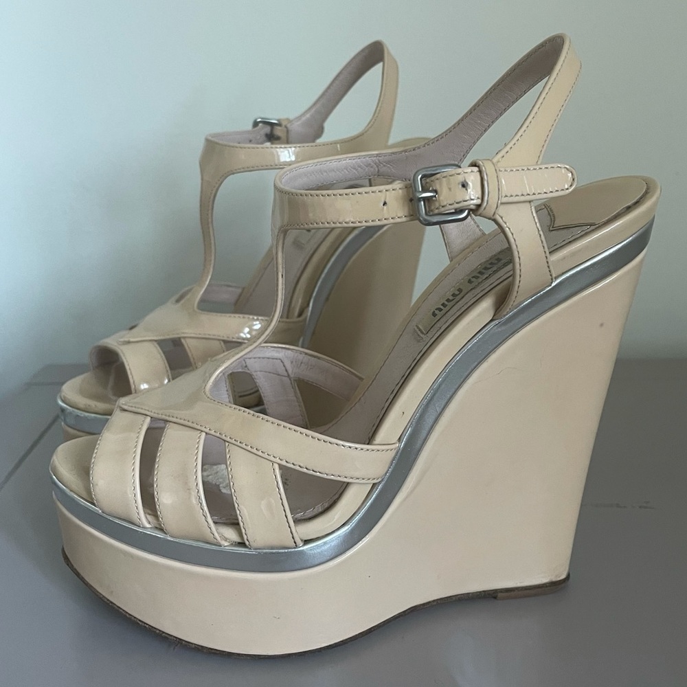 MIU MIU platform sandal nude patent leather 37